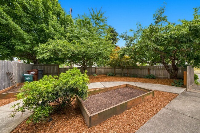 Building Photo - 1499 NE Birkshire Ct