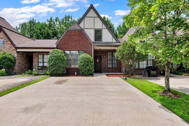 Building Photo - 1017 Ashwood Dr