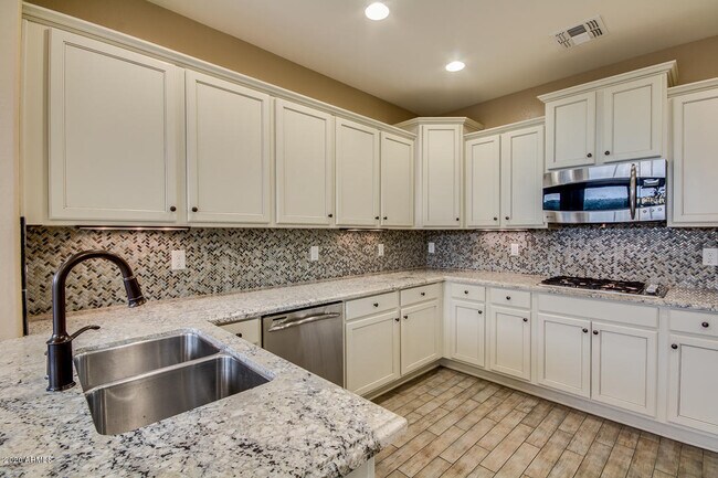 Building Photo - 9111 W Meadow Dr