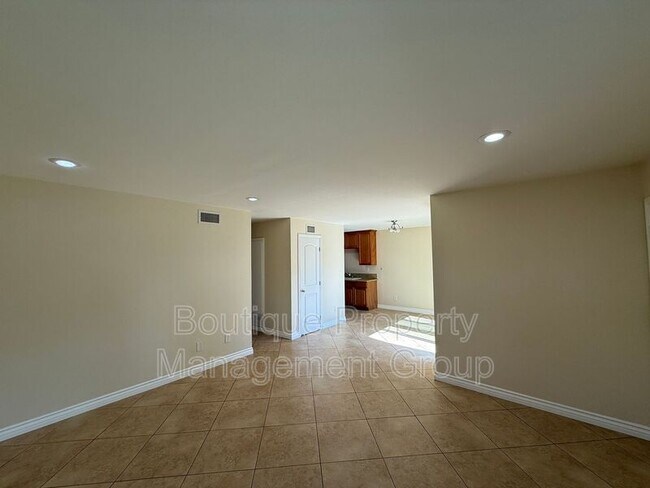 Building Photo - 1126 S Clifpark Cir