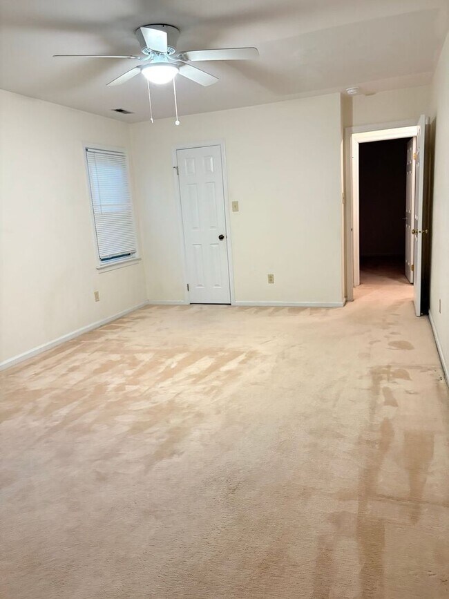 Building Photo - 3 BED / 2 BATH SINGLE FAMILY