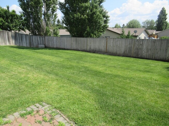 Building Photo - Spacious 3 Bedroom with Office - Fenced Lawn with Lawn Care Provided!