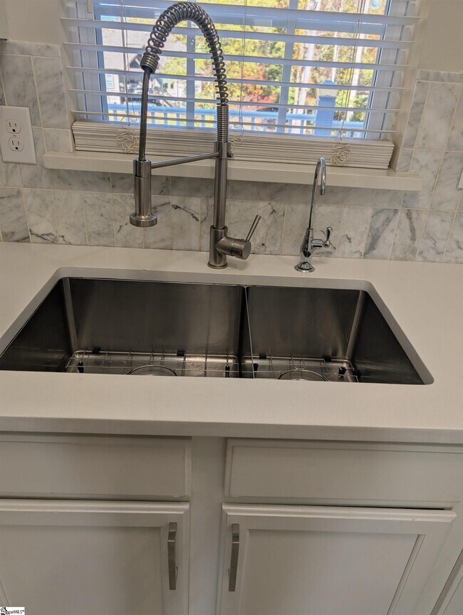 Building Photo - 154 S Lake Emory Dr