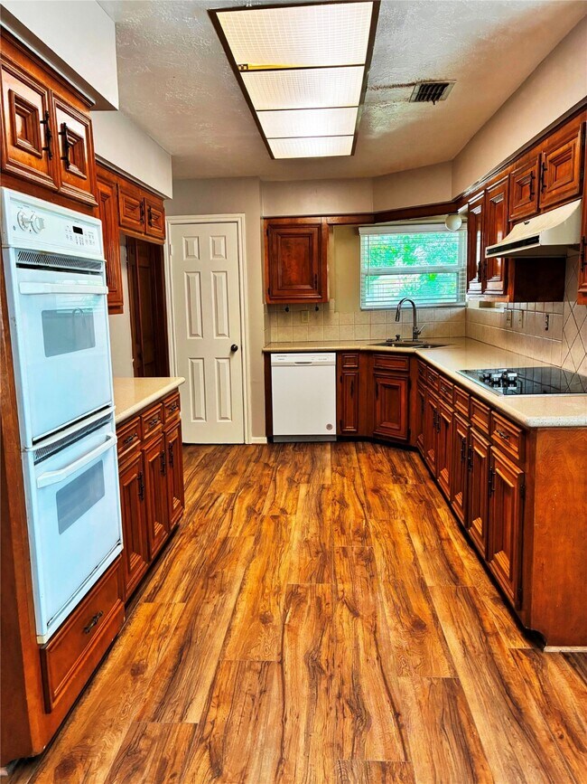 Building Photo - 15502 Rio Plaza Dr