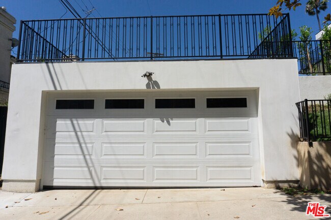 Building Photo - 10360 Ilona Ave