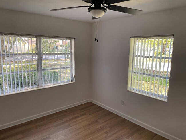 Building Photo - Recently Renovated - New flooring - kitchen - $500 off 1st months rent