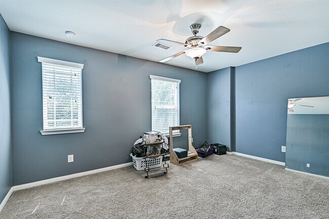 Building Photo - 2411 Lakecrest Town Dr