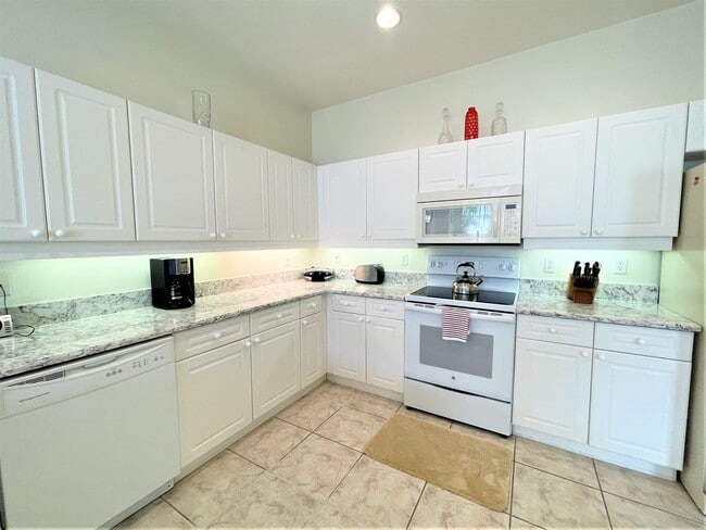 Building Photo - Seasonal Short-Term Rental in Pelican Pointe and Country Club Community!