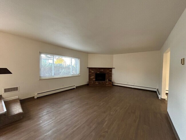 Building Photo - Charming Loveland Home with Lake Views