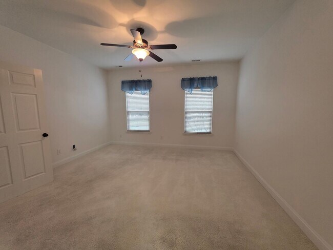 Building Photo - Hendersonville one level villa community amenities included