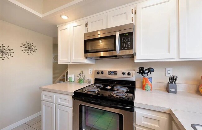 Building Photo - 3 Bedroom Townhome: Prime Location with Pool, Clubhouse and More!