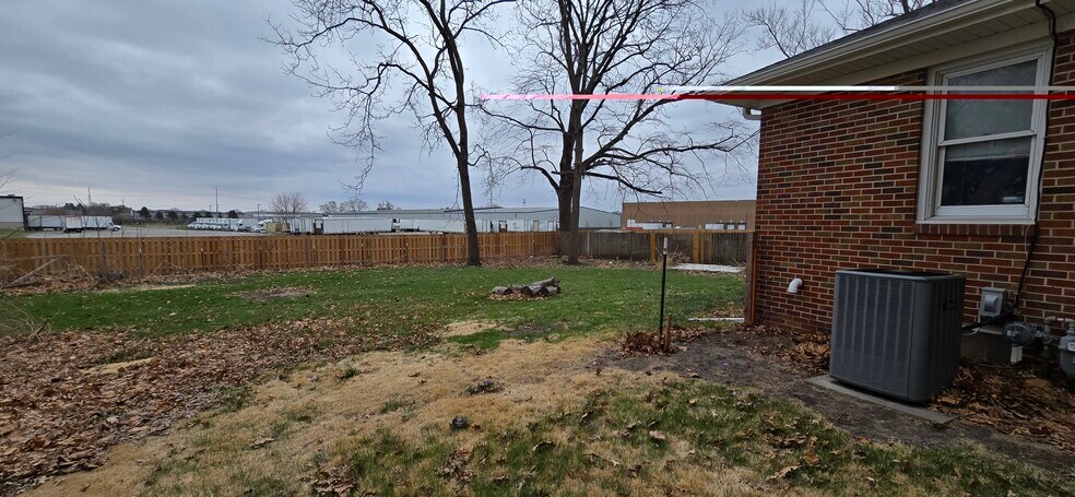 Building Photo - 2027 Glenbrook Dr