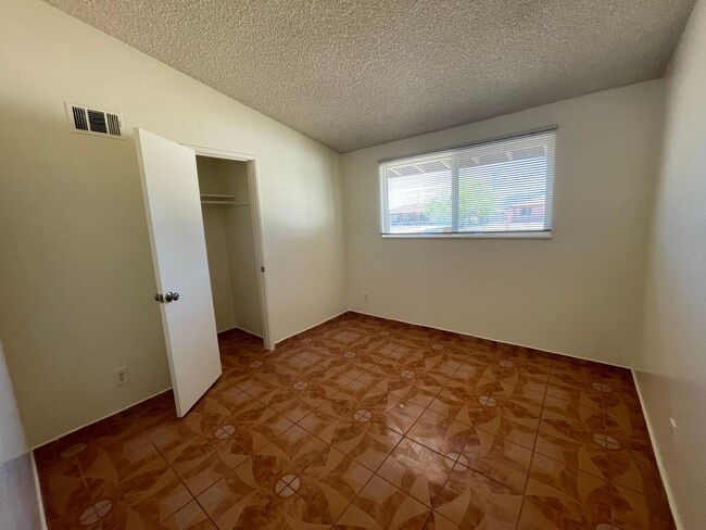 Building Photo - Apple Valley, 3 Bedroom, 2 Bathrooms, 1/2 ...