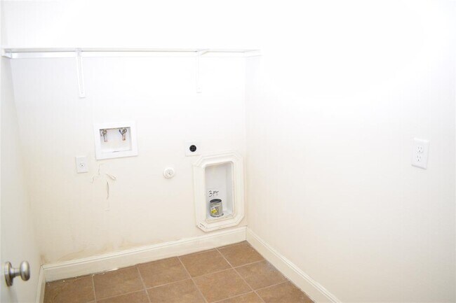 Building Photo - 3001 Tempe Dr