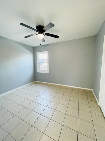 Building Photo - 1341 W 90th Pl