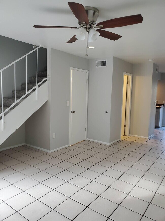 Building Photo - Stylish 2 Bed, 2 Bath Townhome in Great Lo...