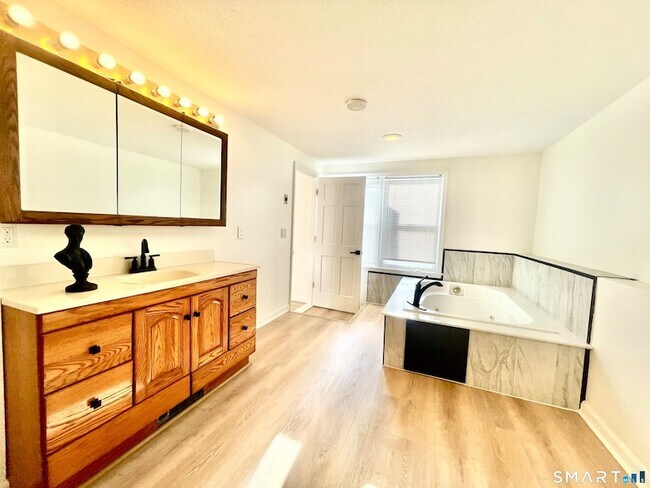 Building Photo - 112 Woodbine St