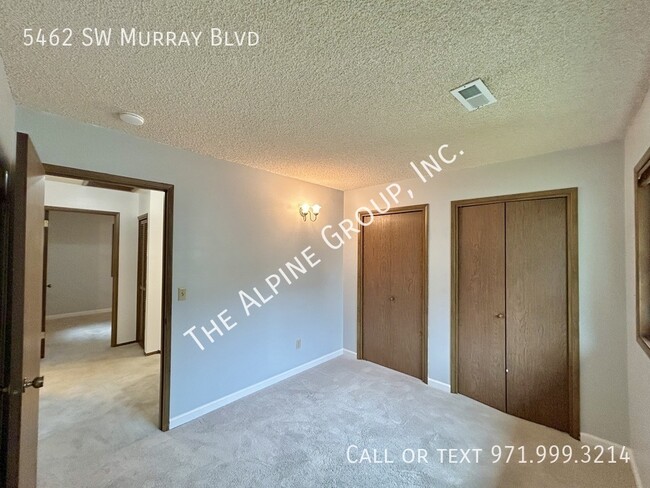 Building Photo - End Unit Townhome Off Murray!