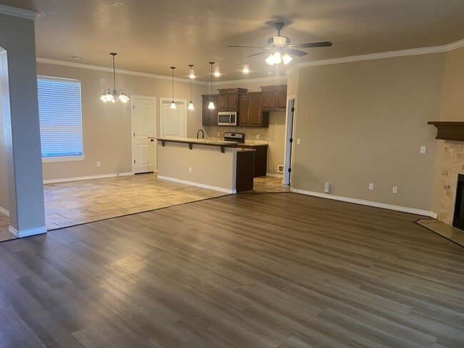Building Photo - 4 Bed, 2 Bath with Neighborhood Pool and D...