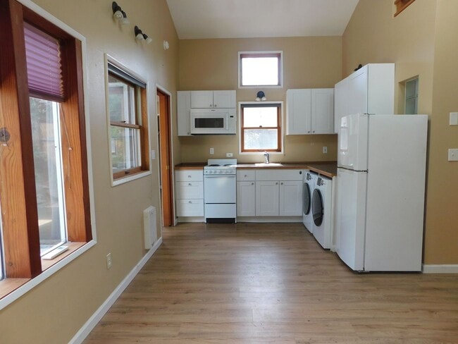 Building Photo - 2425cg