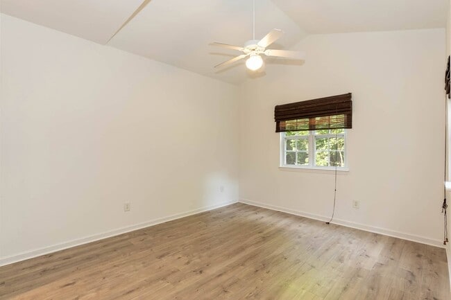 Building Photo - Three Bedroom Home!