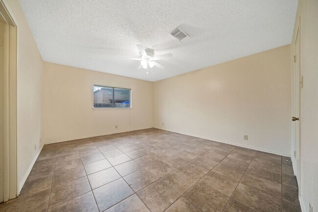 Building Photo - 3 Bedroom/2 Bath Regency Meadow Subdivision