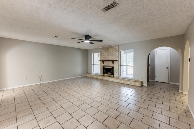 Building Photo - 1914 Rosewood Ln