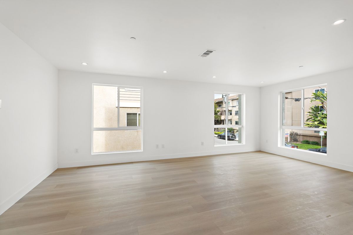 Building Photo - 10742 Hortense St