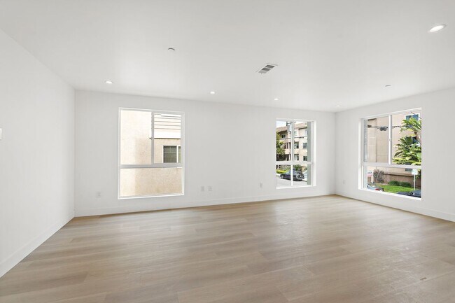 Building Photo - 10742 Hortense St