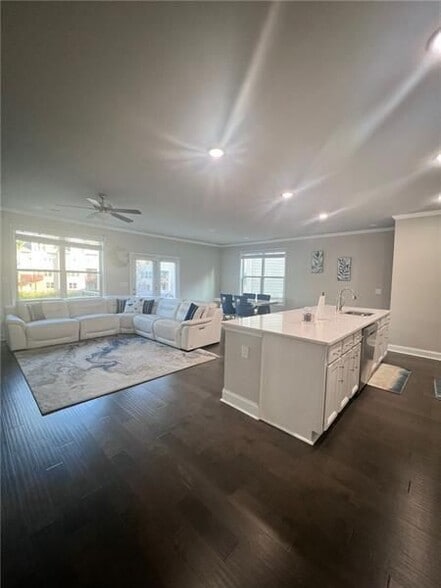 Building Photo - 2085 Manor Pointe Dr