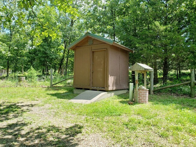 Building Photo - 512 Log Cabin