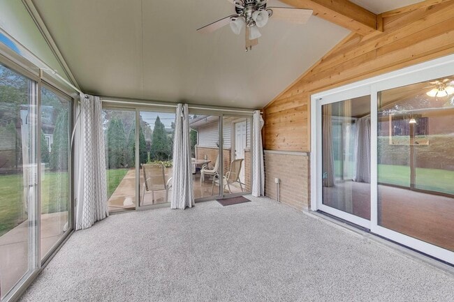 Building Photo - 933 Garden Ln