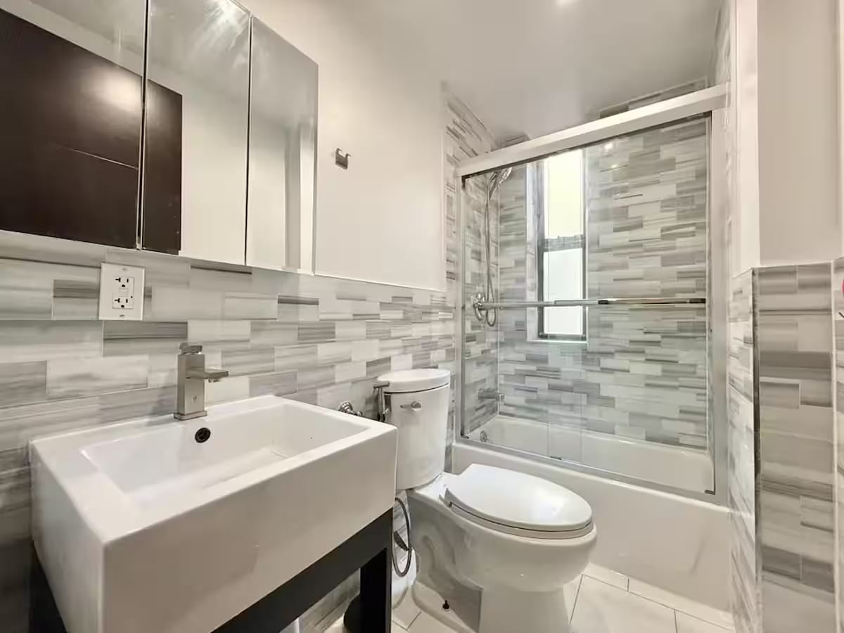 Building Photo - Nice room in a good neighborhood