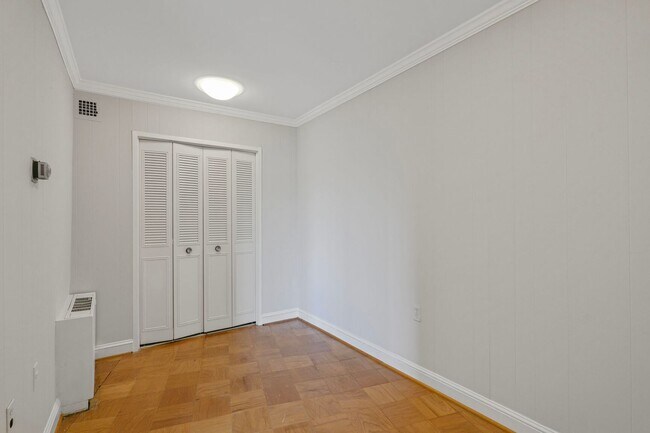 Building Photo - HUGE Apartment Across from Grosvenor Metro...