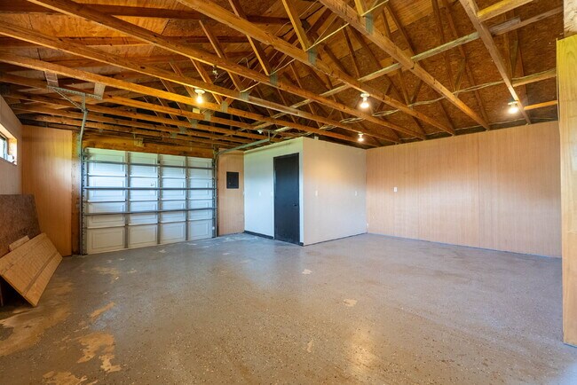 Building Photo - Country-Style Sarasota Living on a Full Acre - Pool Home with Oversized Workshop — Move-In Ready Now