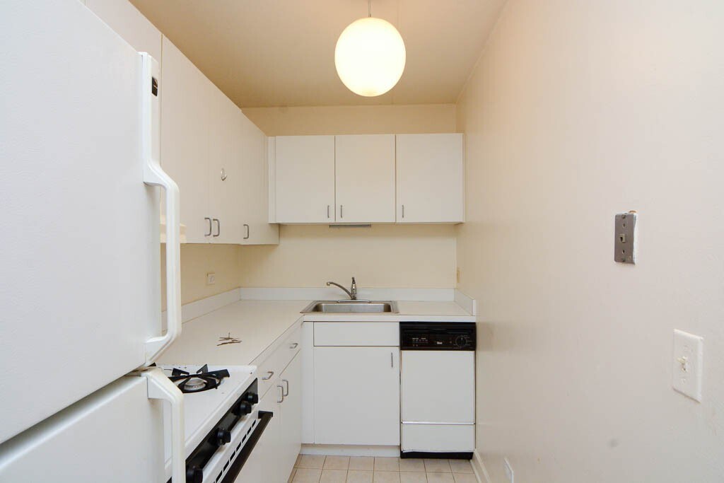 Building Photo - 622 W Wellington Ave