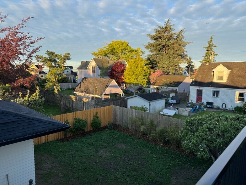 Backyard (peek-a-boo views of the Bay) - 2321 West St