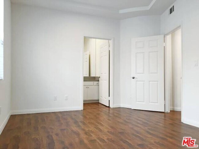 Building Photo - 12712 Moorpark St