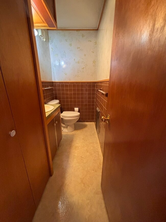 Building Photo - 920 Wesley Rd NW