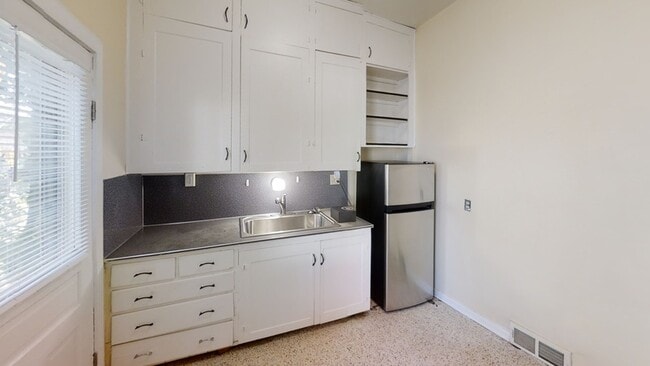 Building Photo - 406 N State St