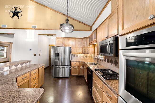 Building Photo - 3 Bedroom, 3 Bathroom Ranch Home with Barn...