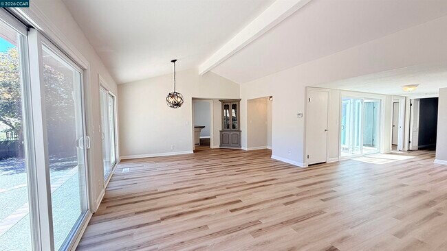 Building Photo - 750 N Paradise Valley Ct