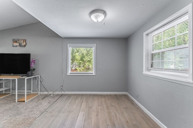 Building Photo - Cozy 2-Bedroom Retreat Near the Lake in Lowell