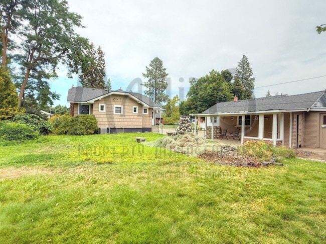 Building Photo - 1032 E 33rd Ave