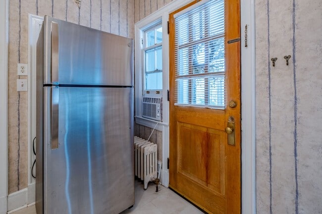 Building Photo - Cozy 2 Bedroom Apartment