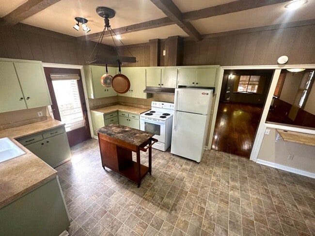 Building Photo - 3 bed 1 bath, Month to Month in the middle of it all