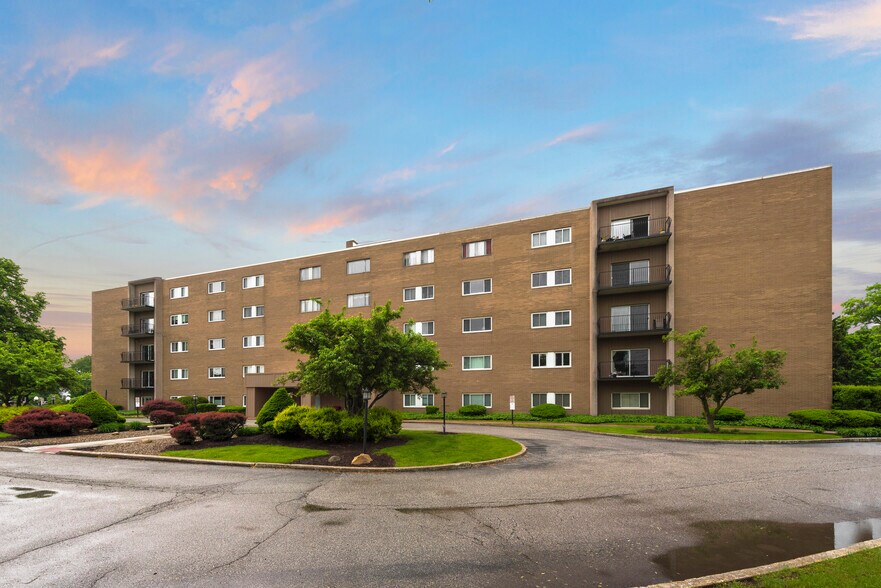 River Hill Condominium Building - 20333 Detroit Rd