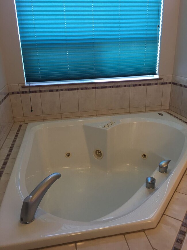 Building Photo - Large 4 bedroom house that is Pet Friendly!