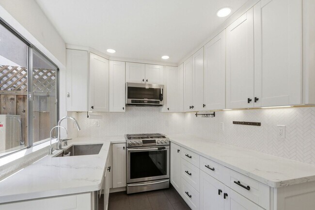 Building Photo - Beautifully Remodeled 3BD Townhome | Multi-Zone A/C | Private Patio