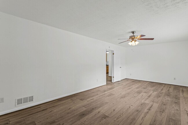 Building Photo - 6096 Hillpine Dr